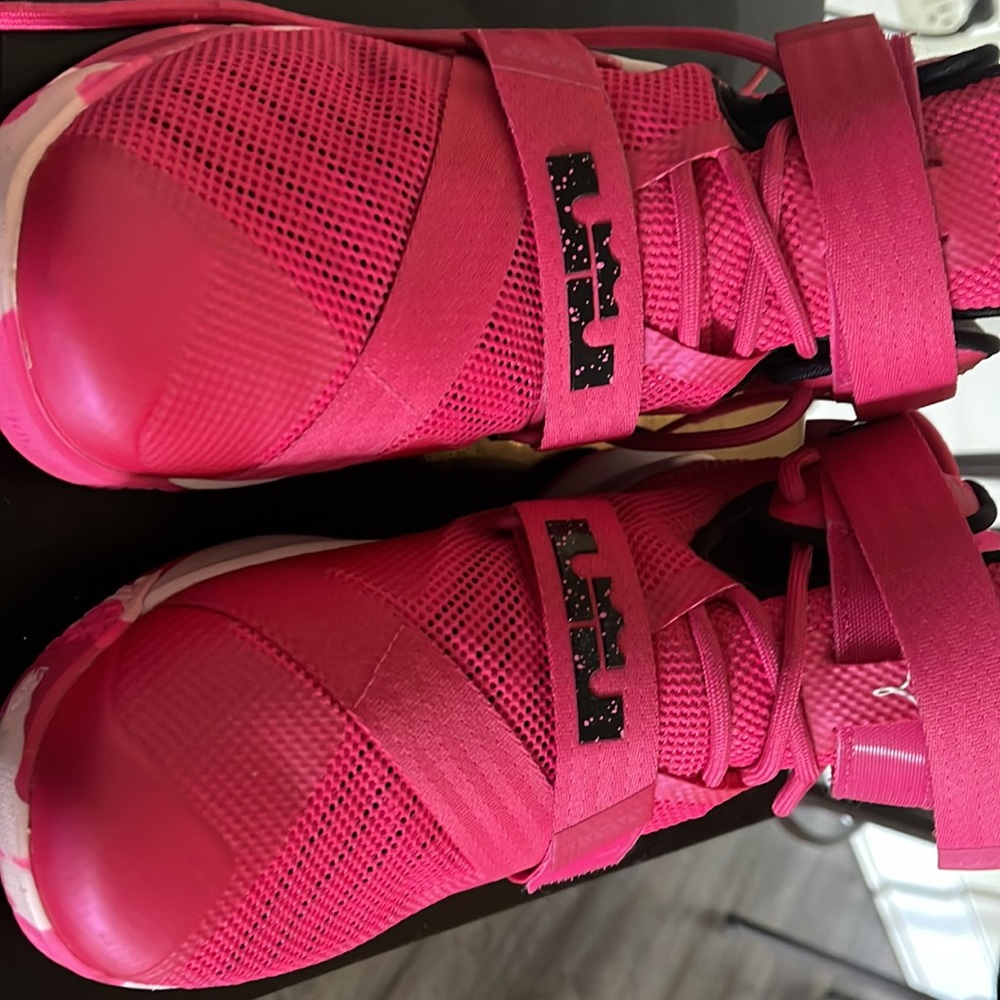 LeBron Solider 9 “Think Pink” - Picture 2 of 7